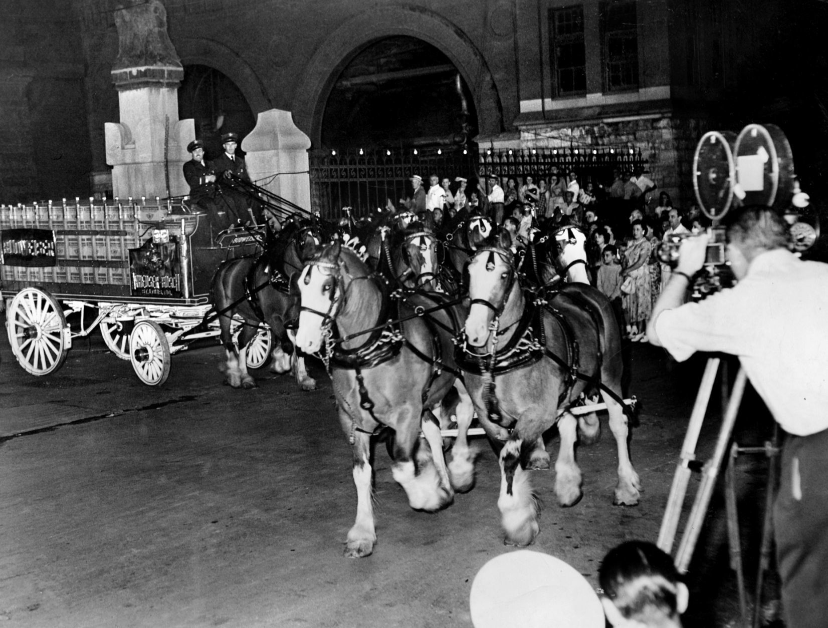 Wagon filled with post-prohibition beer leaves A-B brewery